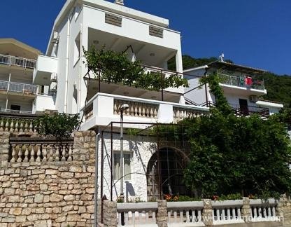 Apartmani Jovanovic, privatni smeštaj u mestu Petrovac, Crna Gora - 206880433 (1)